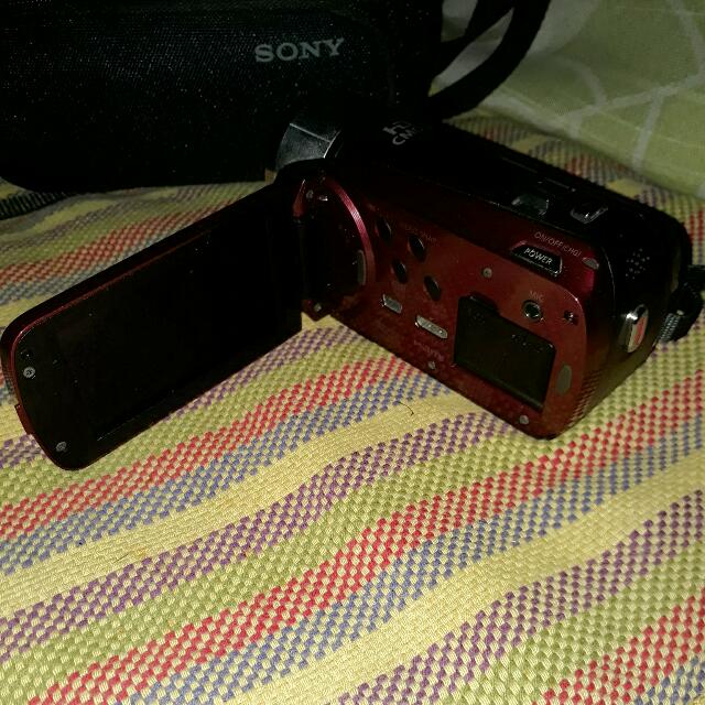 REPRICED! Canon Videocamera (Category: Video Cameras) located in Manila. Submitted by allgreatdealsmnl (Listing ID 121306058, Image 2). Description: HD video lens 20x zoom 28x advance zoom Built in memory 8 GB With bag With charger No battery No sd card Damage is on the handle only seen on the last pic Rfs: not using anymore Meet up (+ handling fee).