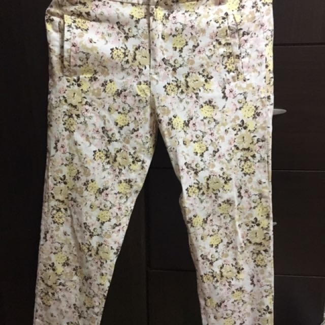 Stradivarius Pants Floral (Category: Other Bottoms) located in Pasig City. Submitted by mgb13 (Listing ID 121339245, Image 1). Description: .