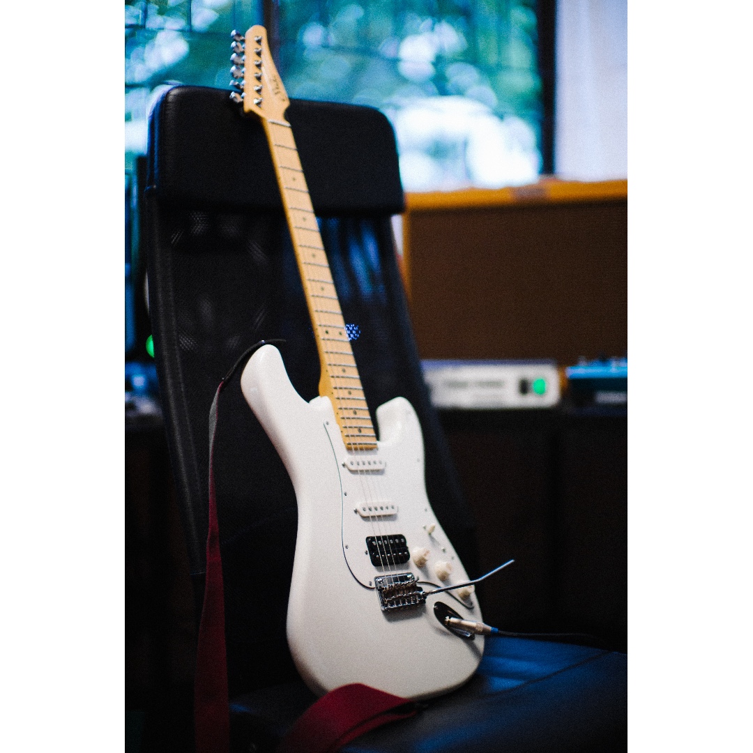 Suhr Classic Pro HSS (5 mths old) - Olympic White Maple Fretboard 