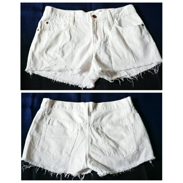 white maong shorts