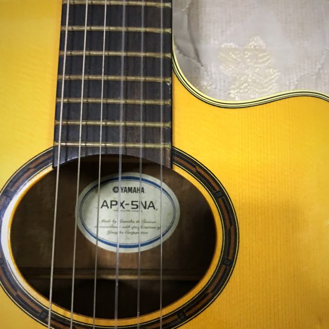 YAMAHA APX5NA ACOUSTIC CLASSICAL GUITAR CUTAWAY