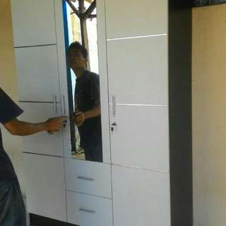 Lemari 3 Pintu Putih Body Hitam Minimalis