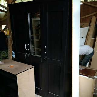 Lemari 3 Pintu Hitam
