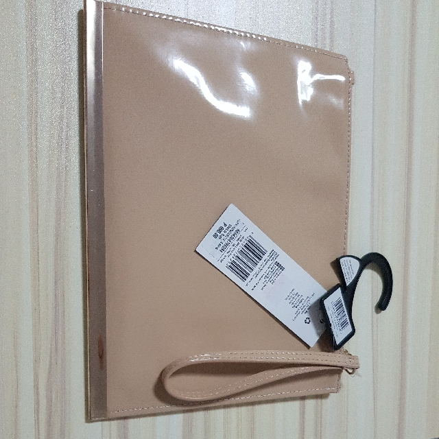 F&F Clutch Beige Patent (Category: Clutches) located in Paranaque City. Submitted by ellearr (Listing ID 122084653, Image 1). Description: .