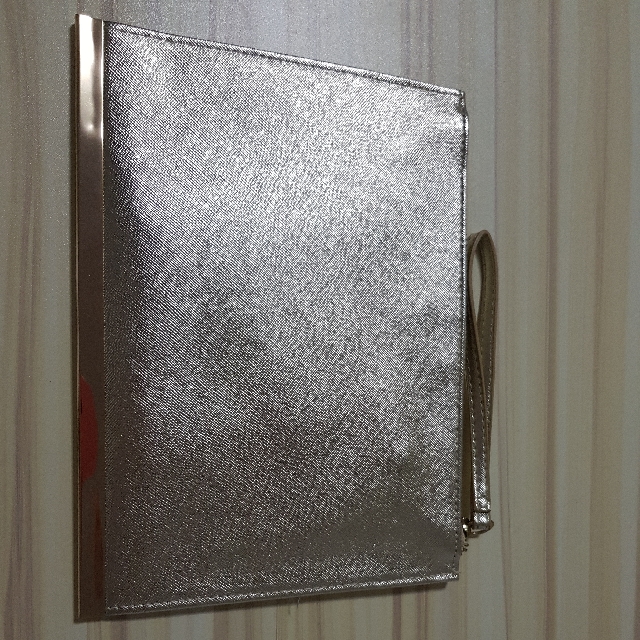 F&F Clutch Gold (Category: Clutches) located in Paranaque City. Submitted by ellearr (Listing ID 122105258, Image 1). Description: .