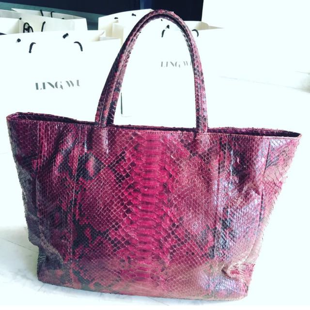 Ling Wu (Authentic) python Tote (Category: Tote Bags) located in Singapore. Submitted by luxestuff (Listing ID 122090265, Image 1). Description: .