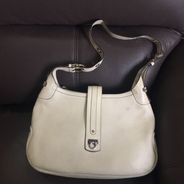 Authentic Salvatore Ferragamo Hobo Bag (Category: Luxury Bags & Wallets) located in Manila. Submitted by stealsfrommycloset (Listing ID 122216449, Image 1). Description: .