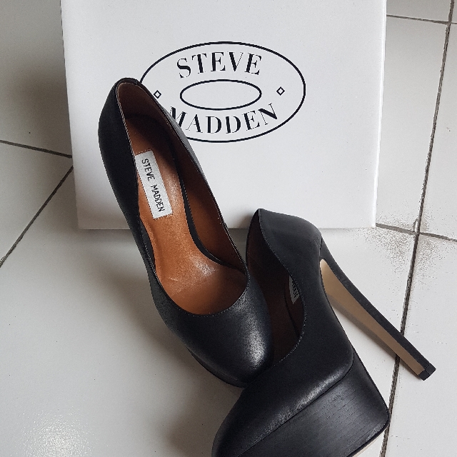 black leather pump shoes