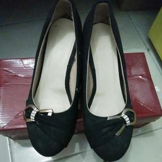 Black wedges