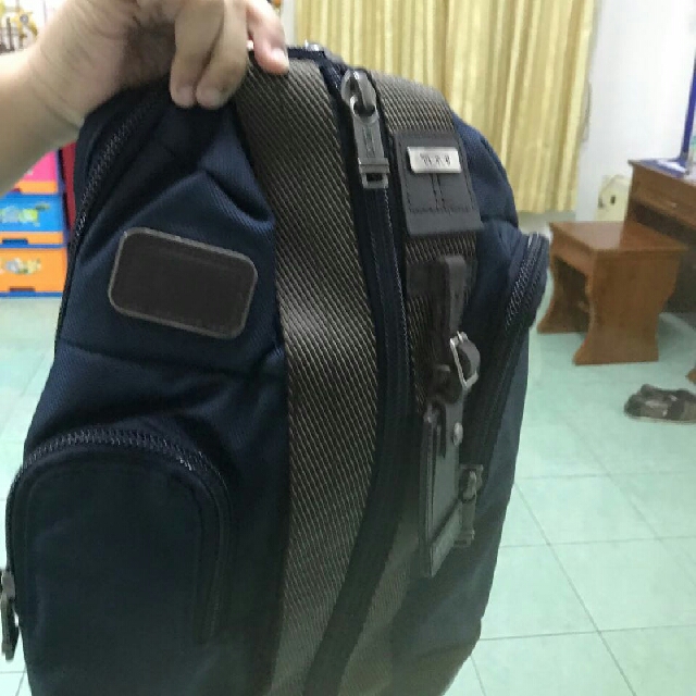 tumi alpha bravo saratoga sling