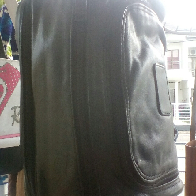 Tumi Leather Toiletry Travel Kit bag, Men's Fashion, Bags, Belt bags