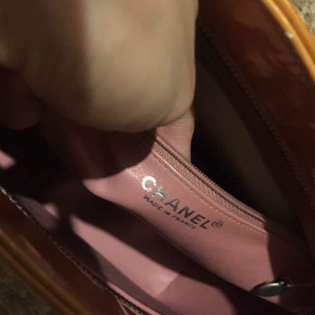 chanel medallion (Category: Purses & Pouches) located in Paranaque City. Submitted by topfloor (Listing ID 122685551, Image 3). Description: .
