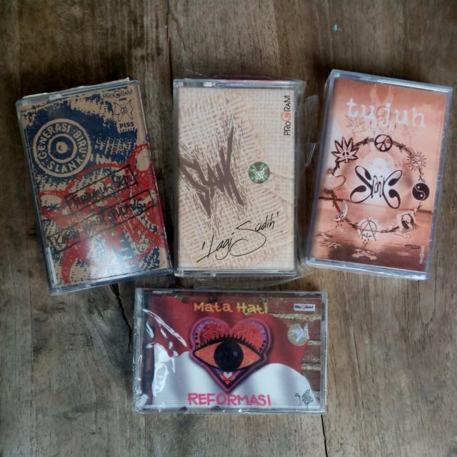 Kaset Slank Album Tujuh Mata Hati Reformasi Generasi Biru Lagi Sedih Musik Media Cd Dvd Lainnya Di Carousell