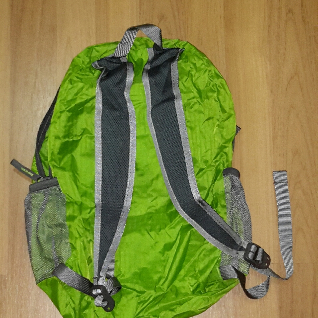 Folderable Day Pack (Category: Other Stationery & Craft) located in Singapore. Submitted by elegant (Listing ID 122987872, Image 2). Description: It is light and easy, small foldable and has five colours for you to choose :- Red ,Dack Blue ,Pink,Grey , and Green..