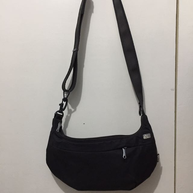 Pacsafe slingsafe 250 top