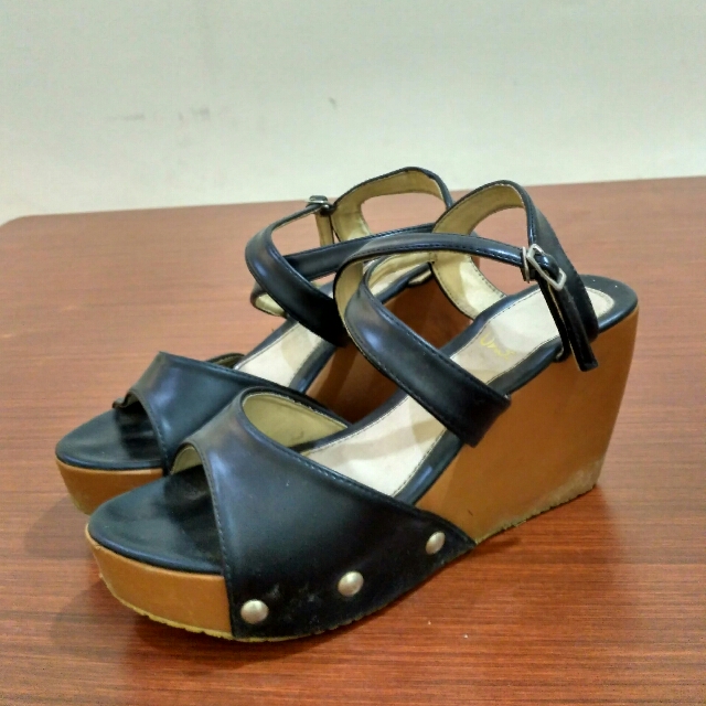 Sepatu Wedges Hitam Women S Fashion Women S Shoes On Carousell
