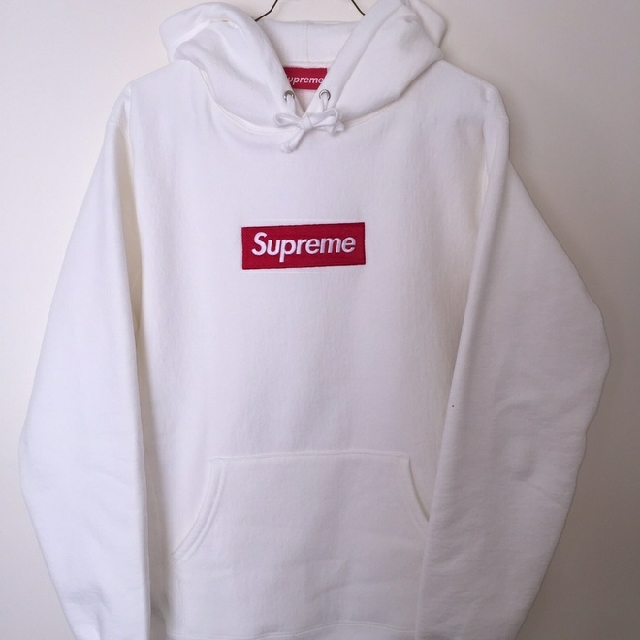 Supreme white box logo hoodie Men s Fashion on Carousell
