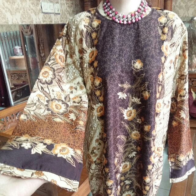Tunik Batik Semi Sutra Manis Dimotip Bunga Ada Aksen Gold Nya Xl Fesyen Wanita Pakaian Wanita Di Carousell
