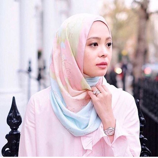 Duck Scarf World Map In Pink Women S Fashion Accessories On Carousell