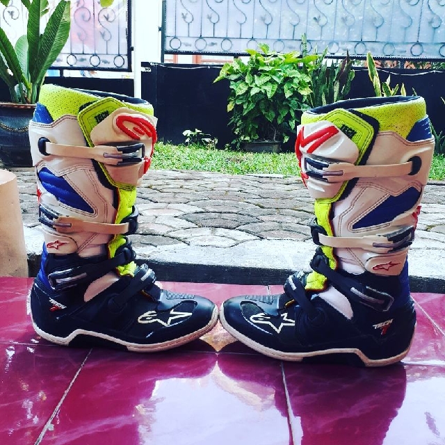 Sepatu Alpinestars Tech 7 Olah Raga Perlengkapan Olahraga Lainnya Di Carousell
