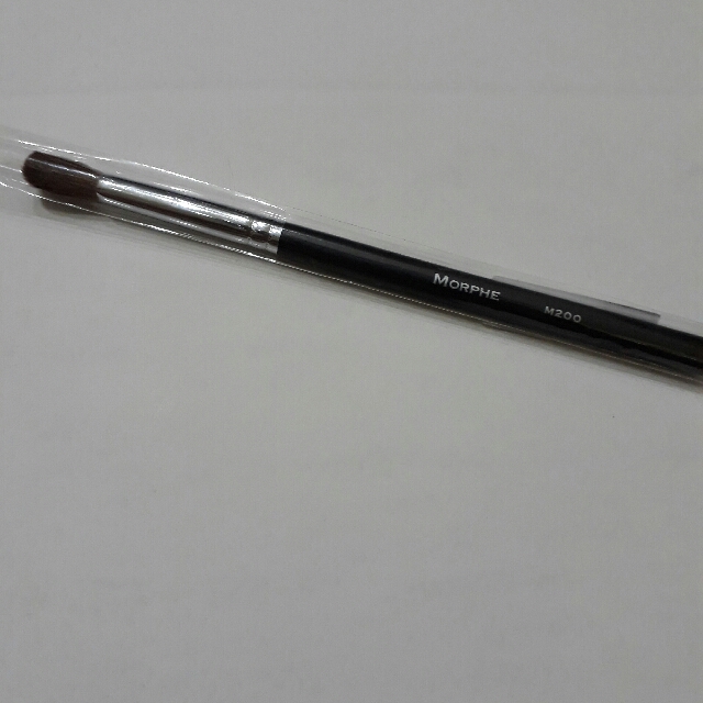 Morphe Deluxe Crease Brush M200, Beauty & Personal Care, Face, Makeup