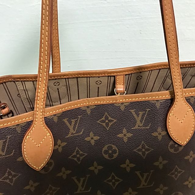 ✨Gently used neverfull mm. As is - some wear to leather trim (minor rip as  pictured), interior has some staining & initials. Dimensions:…