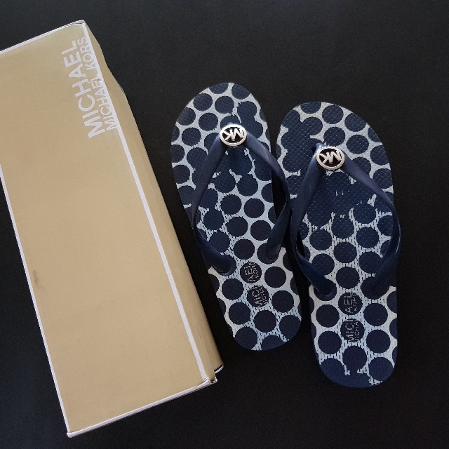michael kors flip flops size 9