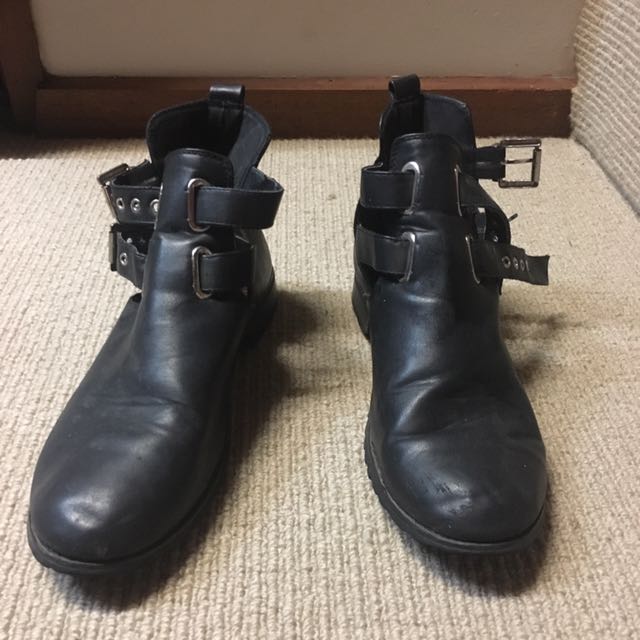Black Winter Ankle Boots (Category: Women's Shoes) located in Melbourne. Submitted by buymystuffz (Listing ID 123872540, Image 3). Description: .