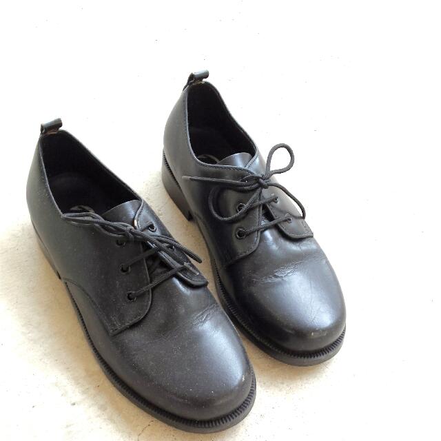 bata black oxford shoes