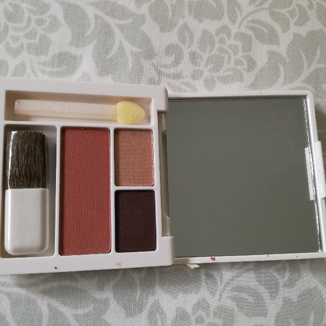 Clinique Shadow And Blush Palette (Category: Makeup) located in Manila. Submitted by nnnlim (Listing ID 123970196, Image 2). Description: .