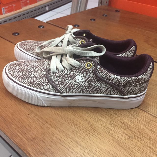 Sepatu Dc Original Baru Dipake2x Dijual Karena Kebesaran Size 38 Kardus Harga Beli 799 000 Fesyen Wanita Sepatu Di Carousell