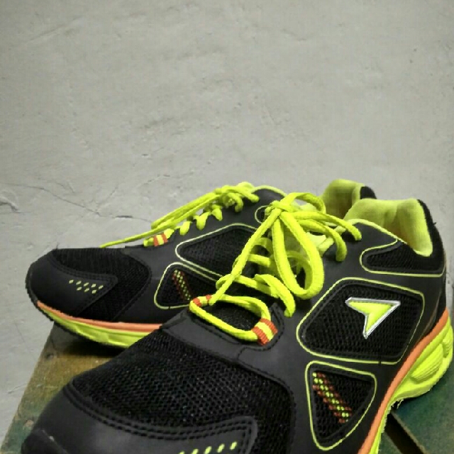 sepatu power running