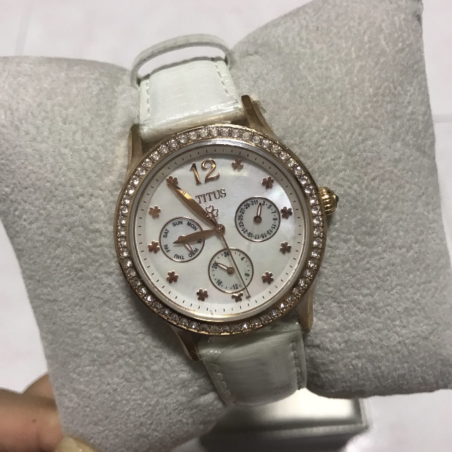 Solvil Et Titus Clover Crystal Quartz Women S Watch Women S Fashion Watches On Carousell