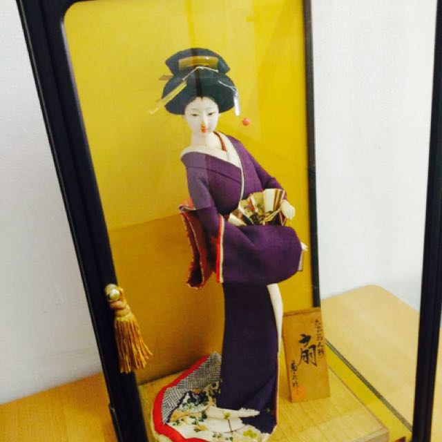 Vintage Japanese Geisha Doll In Glass Case Traditional 80s Hobbies And Toys Collectibles