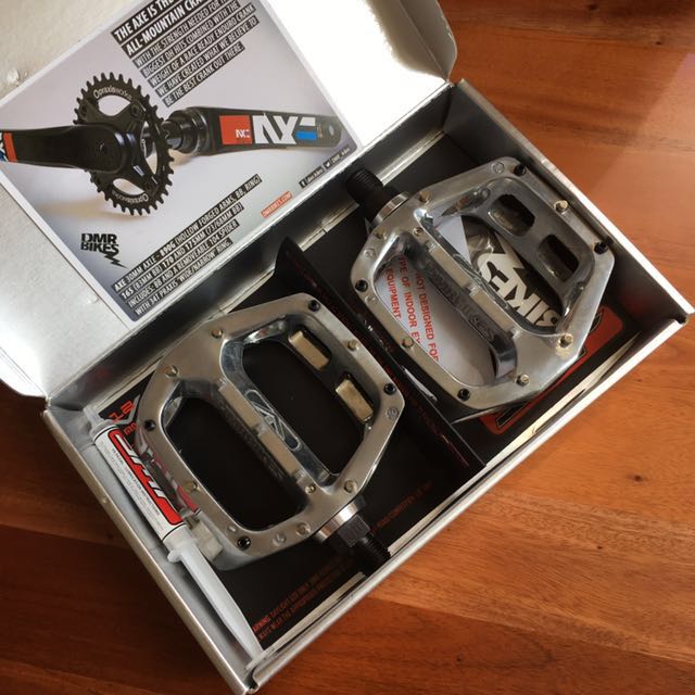 Dmr v8 grease discount port flat pedals