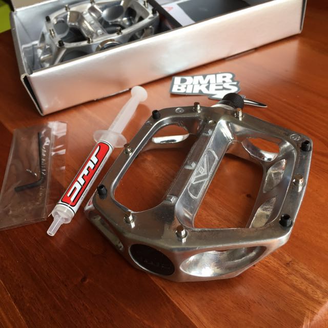 Dmr v8 grease port flat hot sale pedals