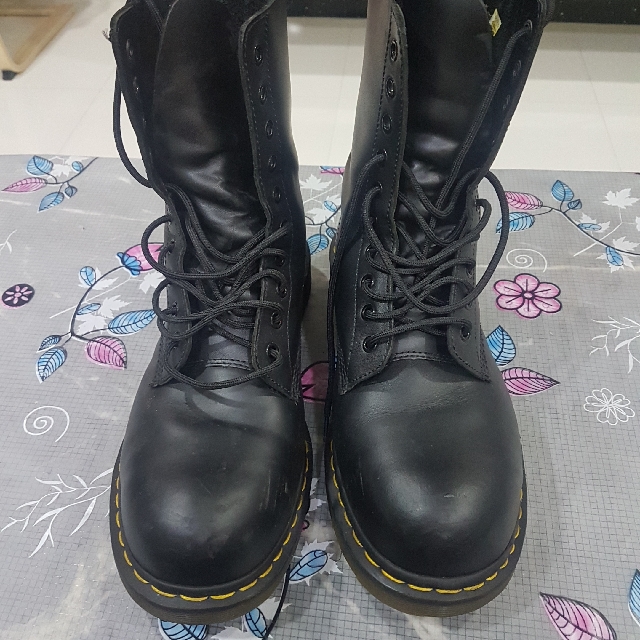 dr martens 10 eyelet boots