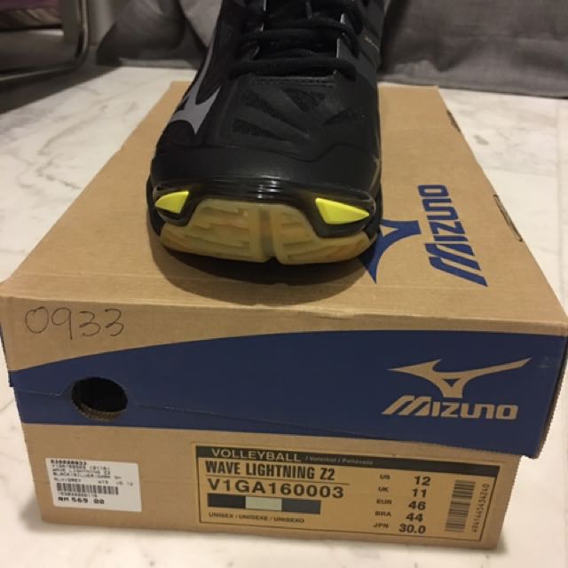 Mizuno Wave lightning Z2 Men s Fashion Activewear on Carousell