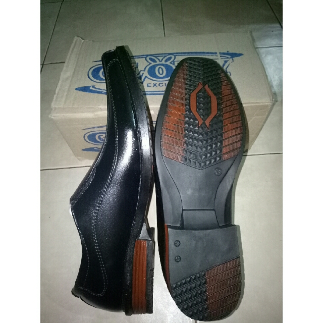 Sepatu Pantofel Pria Hitam Polos Ukuran 43 Panjang 31 Cm Bahan Kulit Sintetis Hak 3 Cm Model Slip On Bagian Dalam Lembut Dan Empuk Olshop Fashion Olshop Pria Di Carousell