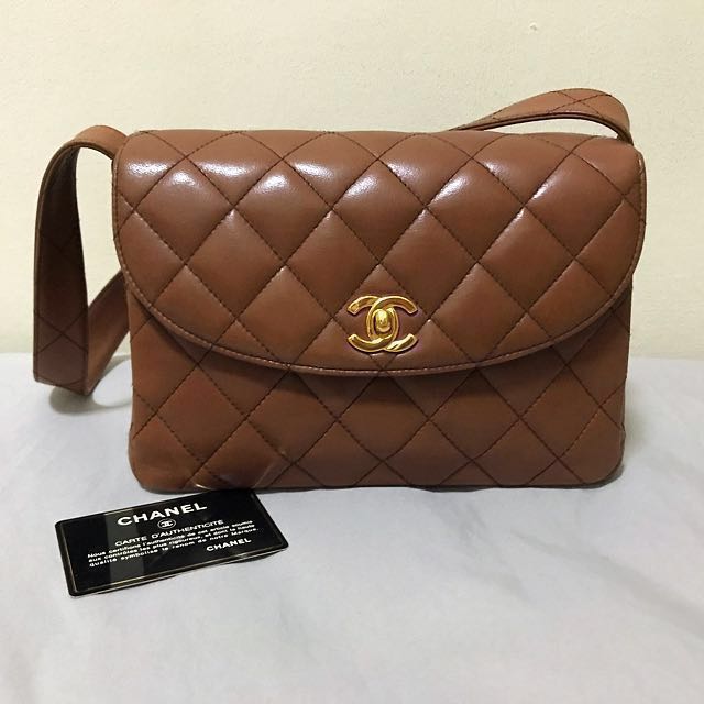 chanel quilted shoulder bag