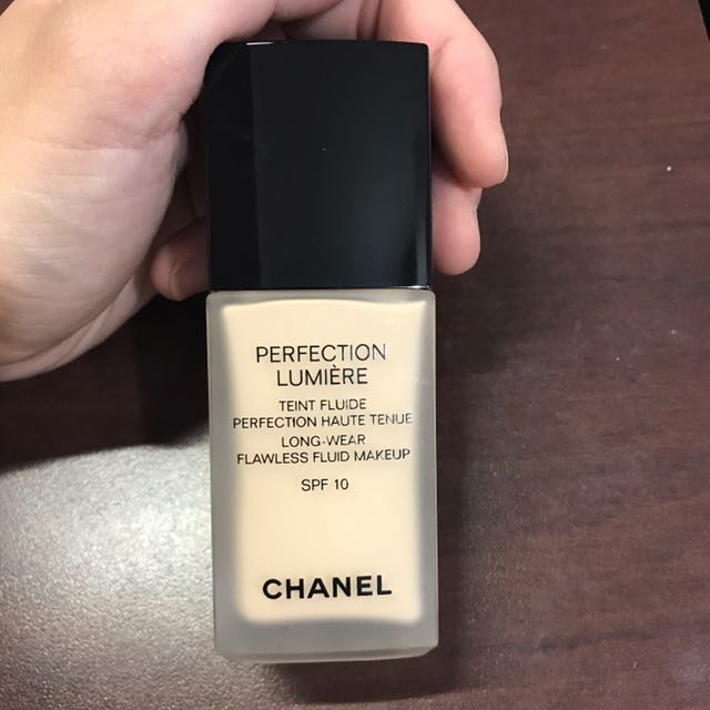 Chanel Perfection Lumiere foundation (Shade 10)