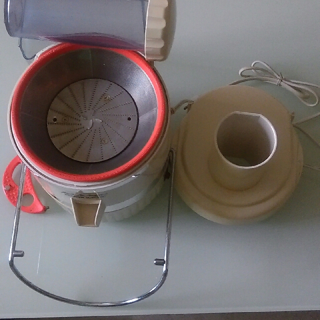 LOT 24K: Jack LaLanne's Power Juicer Model CL-003AP W/ Juice Glasses In 2 Sizes