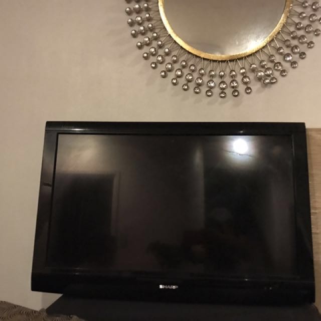 SHARP LED 32 Inch Flat Screen Tv (Category: TV) located in Manila. Submitted by foxydivas (Listing ID 120738077, Image 2). Description: 4000 pesos only Broken LCD, can change SHARP 32 flat screen.