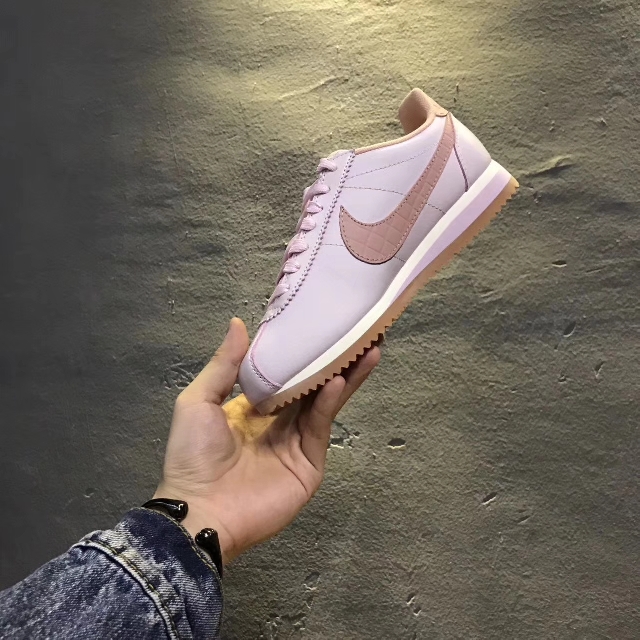 Nike classic hotsell cortez pink