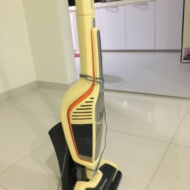 ELECTROLUX ERGORAPIDO 14.4V CORDLESS VACUUM, TV & Home Appliances
