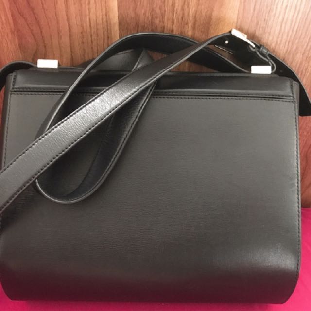 Givenchy （分類：長銀包）位於 Hong Kong。 由 red1202 提交（商品編號 100770920，圖片 2）。簡介： Pandora Bag Large size 100%real 85%new 正常使用花痕 內裏可放很多野 空姐袋。