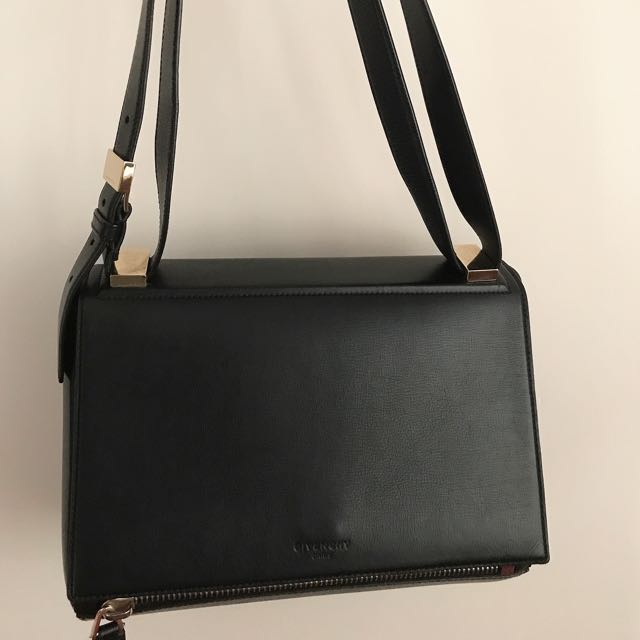 Givenchy （分類：長銀包）位於 Hong Kong。 由 red1202 提交（商品編號 100770920，圖片 3）。簡介： Pandora Bag Large size 100%real 85%new 正常使用花痕 內裏可放很多野 空姐袋。