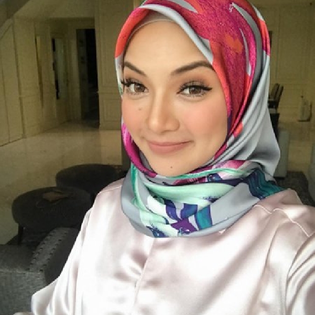 Naelofar Hijab Maya Slate, Women's Fashion, Muslimah Fashion on Carousell