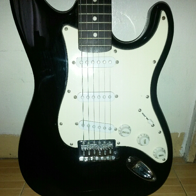 Suzuki Electric Guitar, Hobbies & Toys, Music & Media, CDs & DVDs on
