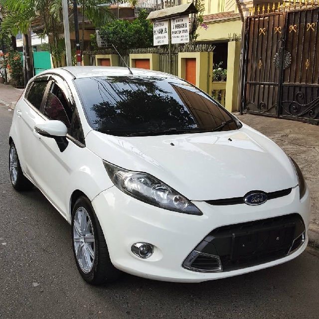 ford fiesta s 1 600cc matic putih
